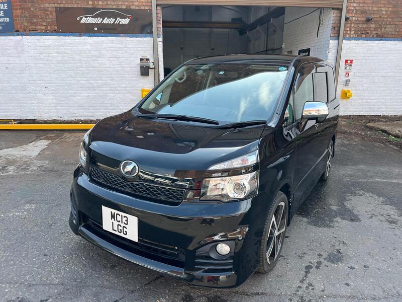 TOYOTA VOXY 2.0